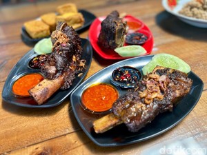 Iga Bakar Terenak di Rawamangun, Harus Rela Antre Berjam-jam!