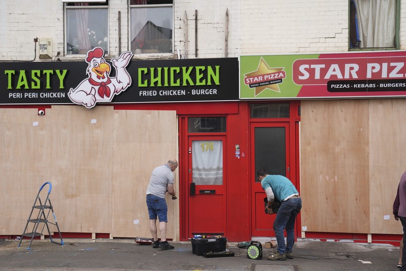 Foto udara menunjukkan orang-orang yang berkumpul untuk memprotes rencana protes anti-imigrasi sayap kanan di Walthamstow, London, Rabu, 7 Agustus 2024. (AP/Alberto Pezzali)