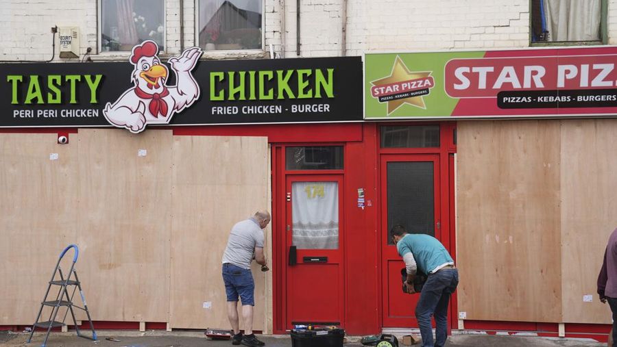 Foto udara menunjukkan orang-orang yang berkumpul untuk memprotes rencana protes anti-imigrasi sayap kanan di Walthamstow, London, Rabu, 7 Agustus 2024. (AP/Alberto Pezzali)