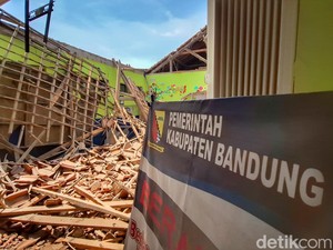 Bupati Bandung Upayakan Anggarkan Renovasi SDN Dahniar yang Ambruk