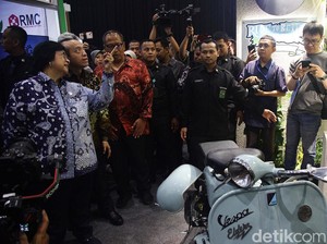 Momen Menteri LHK Tinjau Pameran Festival LIKE 2 Bareng Pemred detikcom