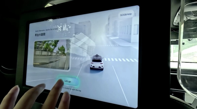 Mobil tanpa pengemudi oleh Apollo Go, layanan robotaxi milik Baidu, memberi jalan kepada mobil lain yang berputar balik di persimpangan di Wuhan, provinsi Hubei, Cina, 19 Juli 2024. (REUTERS/Ethan Wang)