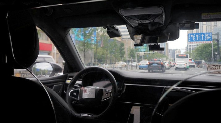 Mobil tanpa pengemudi oleh Apollo Go, layanan robotaxi Baidu, melaju di jalan di Wuhan, provinsi Hubei, Cina, 19 Juli 2024. (REUTERS/Sarah Wu)