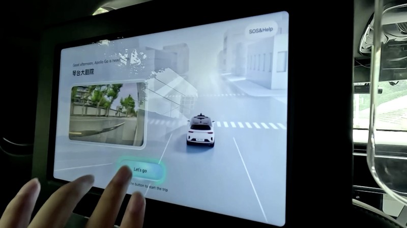 Mobil tanpa pengemudi oleh Apollo Go, layanan robotaxi milik Baidu, memberi jalan kepada mobil lain yang berputar balik di persimpangan di Wuhan, provinsi Hubei, Cina, 19 Juli 2024. (REUTERS/Ethan Wang)