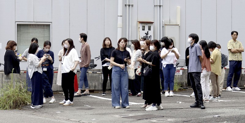 Pengunjung Taman Perdamaian berjongkok saat peringatan gempa bumi dikeluarkan di Nagasaki, Jepang bagian barat, Kamis, 8 Agustus 2024. Pengunjung Taman Perdamaian berjongkok saat peringatan gempa bumi dikeluarkan di Nagasaki, Jepang bagian barat, Kamis, 8 Agustus 2024. (Kyodo News via AP)