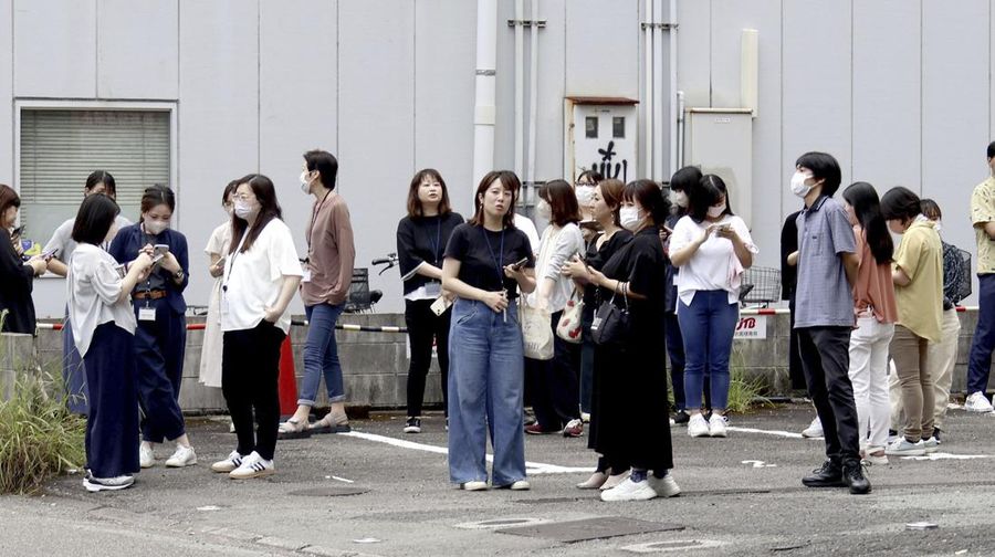 Orang-orang berlindung di luar gedung setelah gempa bumi di Miyazaki, Jepang bagian barat, Kamis, 8 Agustus 2024. (Kyodo News via AP)