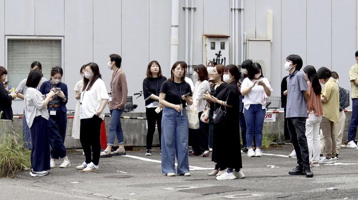 Orang-orang berlindung di luar gedung setelah gempa bumi di Miyazaki, Jepang bagian barat, Kamis, 8 Agustus 2024. (Kyodo News via AP)