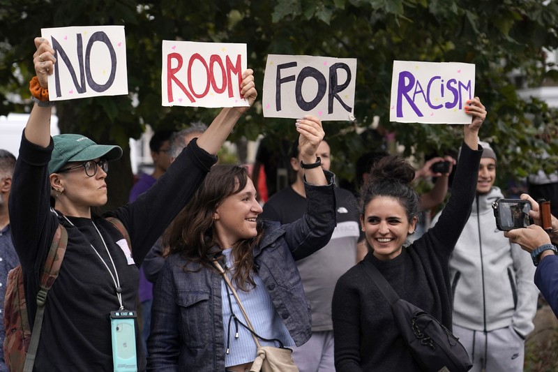 Foto udara menunjukkan orang-orang yang berkumpul untuk memprotes rencana protes anti-imigrasi sayap kanan di Walthamstow, London, Rabu, 7 Agustus 2024. (AP/Alberto Pezzali)