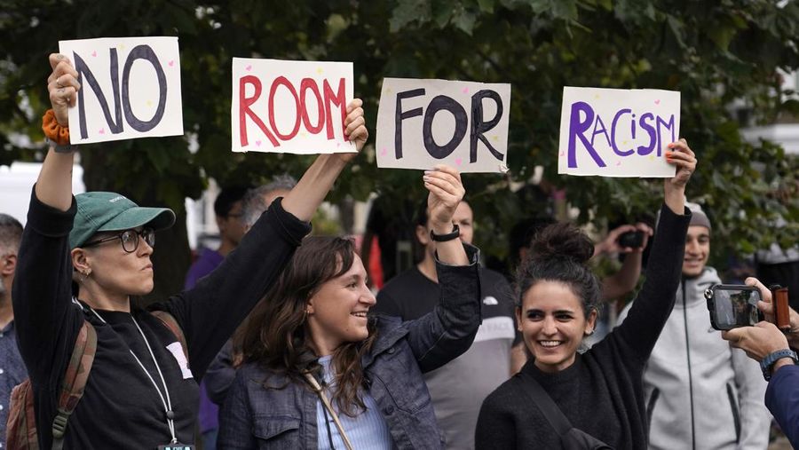 Para pengunjuk rasa berdemonstrasi menentang rencana protes anti-imigrasi sayap kanan di London, Rabu, 7 Agustus 2024. (AP/Alberto Pezzali)