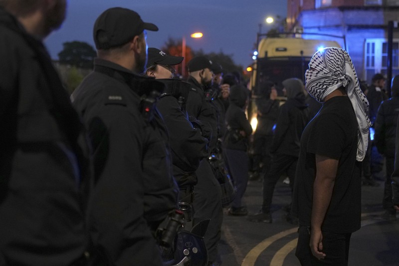 Foto udara menunjukkan orang-orang yang berkumpul untuk memprotes rencana protes anti-imigrasi sayap kanan di Walthamstow, London, Rabu, 7 Agustus 2024. (AP/Alberto Pezzali)