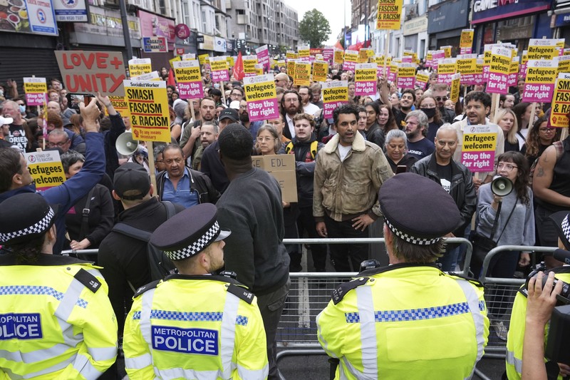 Foto udara menunjukkan orang-orang yang berkumpul untuk memprotes rencana protes anti-imigrasi sayap kanan di Walthamstow, London, Rabu, 7 Agustus 2024. (AP/Alberto Pezzali)