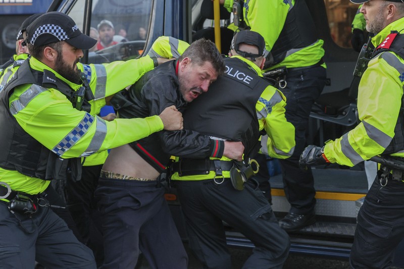 Foto udara menunjukkan orang-orang yang berkumpul untuk memprotes rencana protes anti-imigrasi sayap kanan di Walthamstow, London, Rabu, 7 Agustus 2024. (AP/Alberto Pezzali)