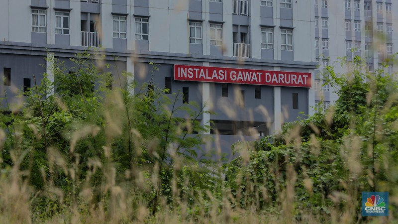 Pejalan kaki melintasi jembatan penyebrangan orang (JPO) dengan latar Wisma Atlet Kemayoran di Jakarta, Kamis (8/8/2024). (CNBC Indonesia/Faisal Rahman)