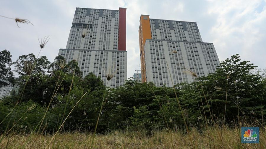 Pejalan kaki melintasi jembatan penyebrangan orang (JPO) dengan latar Wisma Atlet Kemayoran di Jakarta, Kamis (8/8/2024). (CNBC Indonesia/Faisal Rahman)