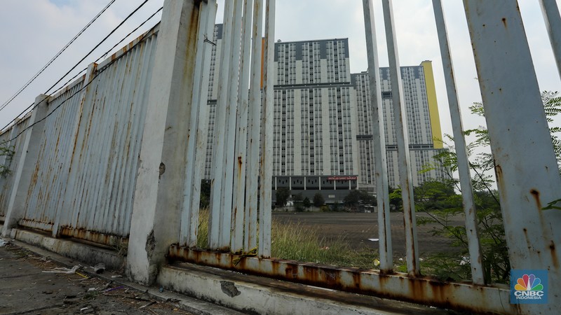 Pejalan kaki melintasi jembatan penyebrangan orang (JPO) dengan latar Wisma Atlet Kemayoran di Jakarta, Kamis (8/8/2024). Pejalan kaki melintasi jembatan penyebrangan orang (JPO) dengan latar Wisma Atlet Kemayoran di Jakarta, Kamis (8/8/2024). (CNBC Indonesia/Faisal Rahman)