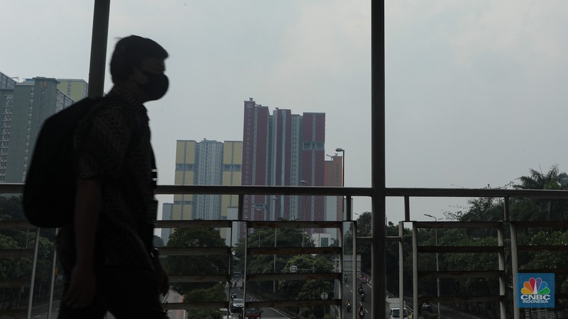 Pejalan kaki melintasi jembatan penyebrangan orang (JPO) dengan latar Wisma Atlet Kemayoran di Jakarta, Kamis (8/8/2024). Pejalan kaki melintasi jembatan penyebrangan orang (JPO) dengan latar Wisma Atlet Kemayoran di Jakarta, Kamis (8/8/2024). (CNBC Indonesia/Faisal Rahman)