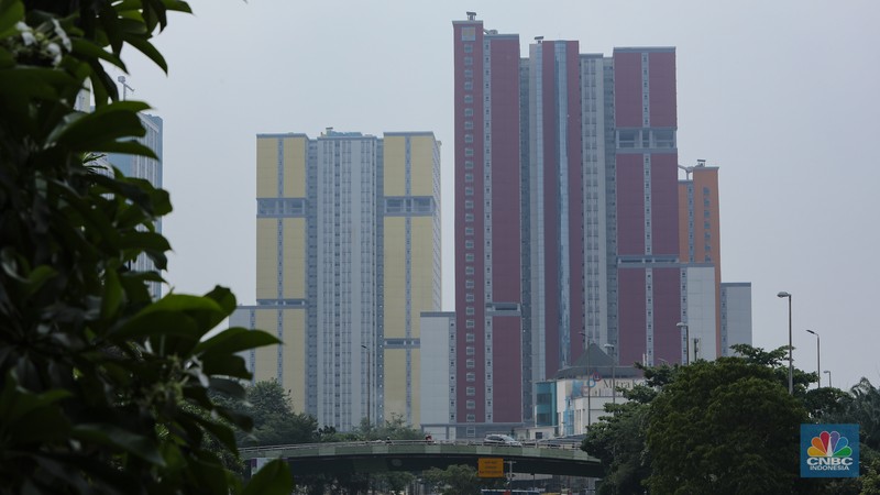 Pejalan kaki melintasi jembatan penyebrangan orang (JPO) dengan latar Wisma Atlet Kemayoran di Jakarta, Kamis (8/8/2024). Pejalan kaki melintasi jembatan penyebrangan orang (JPO) dengan latar Wisma Atlet Kemayoran di Jakarta, Kamis (8/8/2024). (CNBC Indonesia/Faisal Rahman)