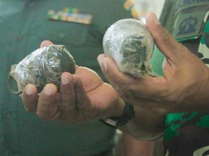 Tentara Temukan Dua Granat Aktif Saat Bedah Rumah Warga di Kupang