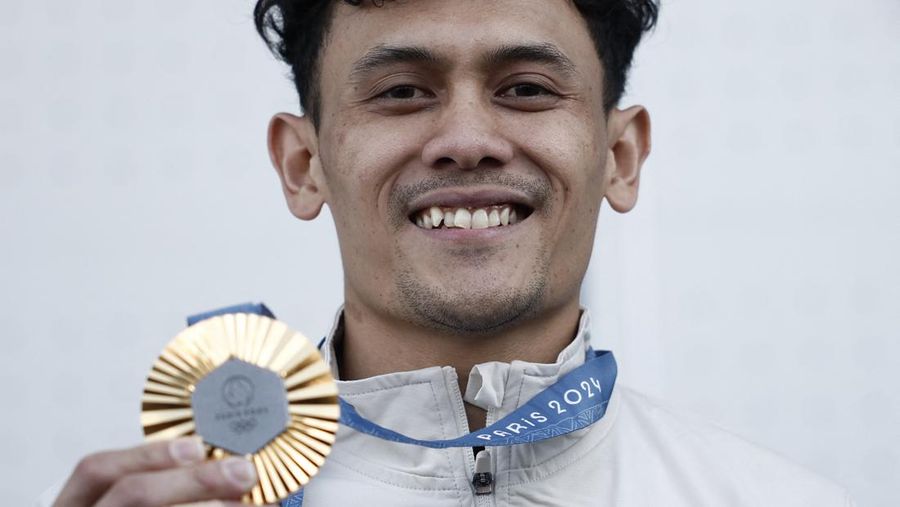 Peraih medali emas Veddriq Leonardo asal Indonesia merayakan podium. Peraih medali emas Veddriq Leonardo asal Indonesia merayakan podium. (REUTERS/Benoit Tessier)