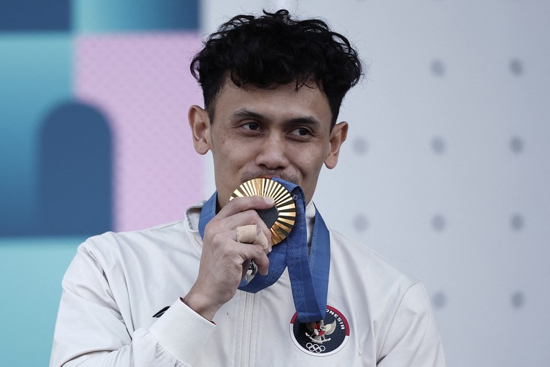 Peraih medali emas Veddriq Leonardo dari Indonesia, peraih medali perak Peng Wu dari Tiongkok dan peraih medali perunggu Sam Watson dari Amerika Serikat berpose dengan medali. (REUTERS/Benoit Tessier)