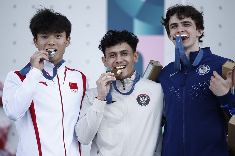 Peraih medali emas Veddriq Leonardo dari Indonesia, peraih medali perak Peng Wu dari Tiongkok dan peraih medali perunggu Sam Watson dari Amerika Serikat berpose dengan medali. Peraih medali emas Veddriq Leonardo dari Indonesia, peraih medali perak Peng Wu dari Tiongkok dan peraih medali perunggu Sam Watson dari Amerika Serikat berpose dengan medali. (REUTERS/Benoit Tessier)
