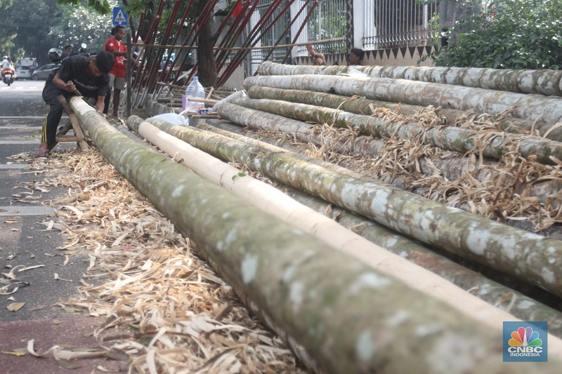 Perajin menyelesaikan pembuatan Pohon Pinang untuk Panjat dan tiang bendera bambu merah putih, di kawasan Manggarai, Jakarta, Kamis (8/8/2024). (CNBC Indonesia/Muhammad Sabki)