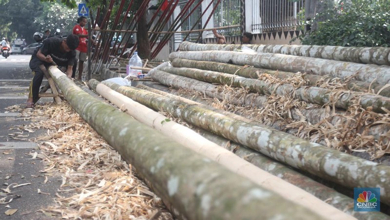 Perajin menyelesaikan pembuatan Pohon Pinang untuk Panjat dan tiang bendera bambu merah putih, di kawasan Manggarai, Jakarta, Kamis (8/8/2024). (CNBC Indonesia/Muhammad Sabki)