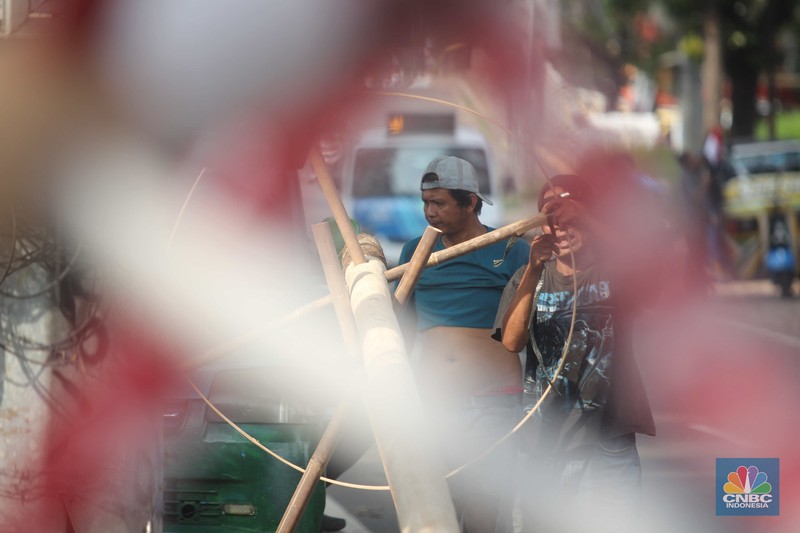 Perajin menyelesaikan pembuatan Pohon Pinang untuk Panjat dan tiang bendera bambu merah putih, di kawasan Manggarai, Jakarta, Kamis (8/8/2024). Perajin menyelesaikan pembuatan Pohon Pinang untuk Panjat dan tiang bendera bambu merah putih, di kawasan Manggarai, Jakarta, Kamis (8/8/2024). (CNBC Indonesia/Muhammad Sabki)
