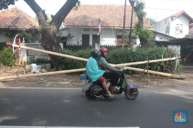 Perajin menyelesaikan pembuatan Pohon Pinang untuk Panjat dan tiang bendera bambu merah putih, di kawasan Manggarai, Jakarta, Kamis (8/8/2024). Perajin menyelesaikan pembuatan Pohon Pinang untuk Panjat dan tiang bendera bambu merah putih, di kawasan Manggarai, Jakarta, Kamis (8/8/2024). (CNBC Indonesia/Muhammad Sabki)