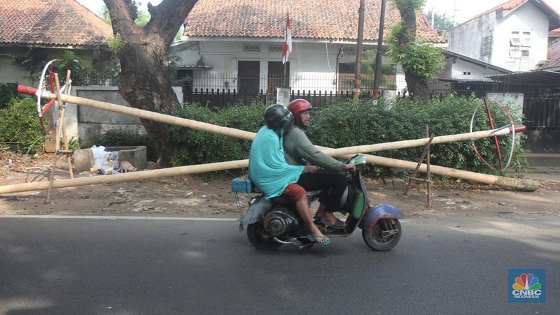 Perajin menyelesaikan pembuatan Pohon Pinang untuk Panjat dan tiang bendera bambu merah putih, di kawasan Manggarai, Jakarta, Kamis (8/8/2024). (CNBC Indonesia/Muhammad Sabki)