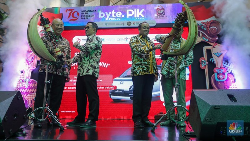 Pengunjung melihat produk yg dijual pada salah satu tenan saat berbelanja di Pusat Perbelajan Pantai Indah Kapuk (PIK) Avenue, Jakarta, Kamis (8/8/2024). (CNBC Indonesia/Faisal Rahman)