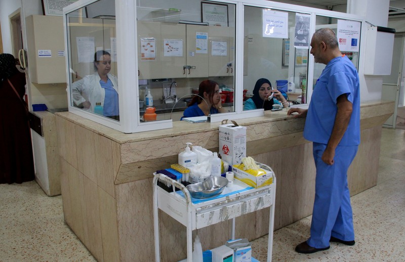 Petugas kesehatan berbicara di Rumah Sakit Marjayoun, di Marjayoun, dekat perbatasan dengan Israel, Lebanon, 7 Agustus 2024. (REUTERS/Karamallah Daher)