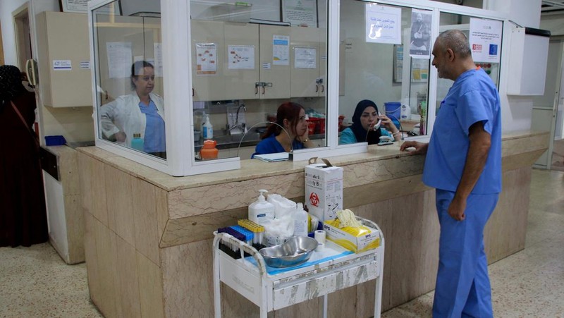 Petugas kesehatan berbicara di Rumah Sakit Marjayoun, di Marjayoun, dekat perbatasan dengan Israel, Lebanon, 7 Agustus 2024. (REUTERS/Karamallah Daher)