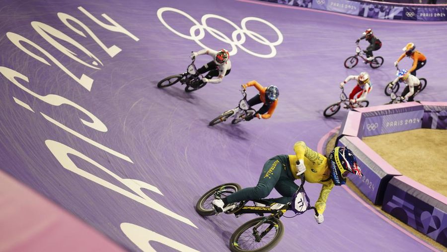 Sakakibara dari Australia berlomba untuk memenangkan medali emas dalam ajang balap BMX di Olimpiade Musim Panas 2024. (AP Photo/Thibault Camus)