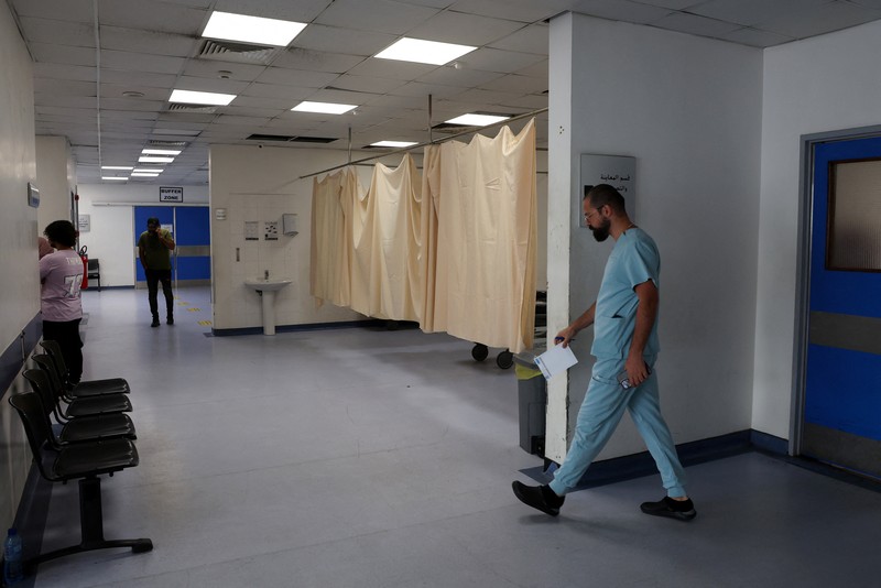 Petugas kesehatan berbicara di Rumah Sakit Marjayoun, di Marjayoun, dekat perbatasan dengan Israel, Lebanon, 7 Agustus 2024. (REUTERS/Karamallah Daher)