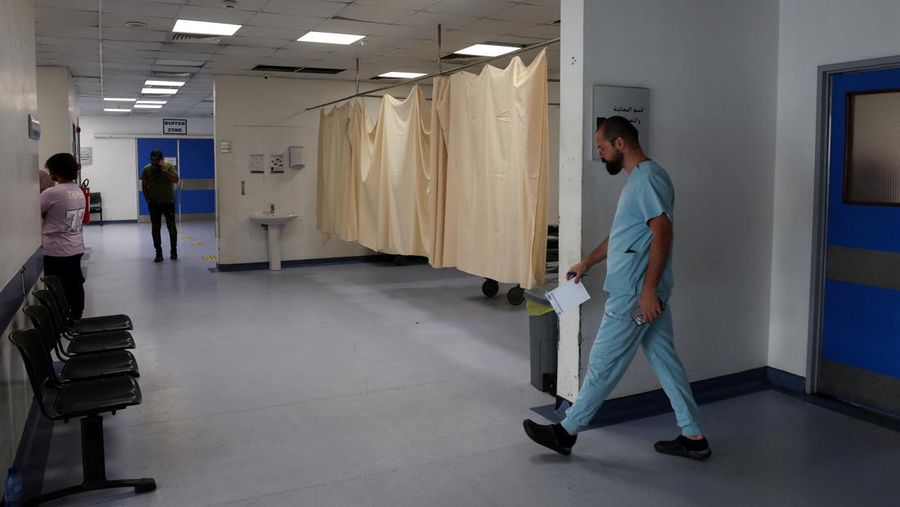 Petugas kesehatan berbicara di Rumah Sakit Marjayoun, di Marjayoun, dekat perbatasan dengan Israel, Lebanon, 7 Agustus 2024. (REUTERS/Karamallah Daher)