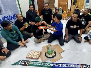 Mesranya Bonek dan Viking Saat Silaturahmi dan Bakti Sosial Bareng