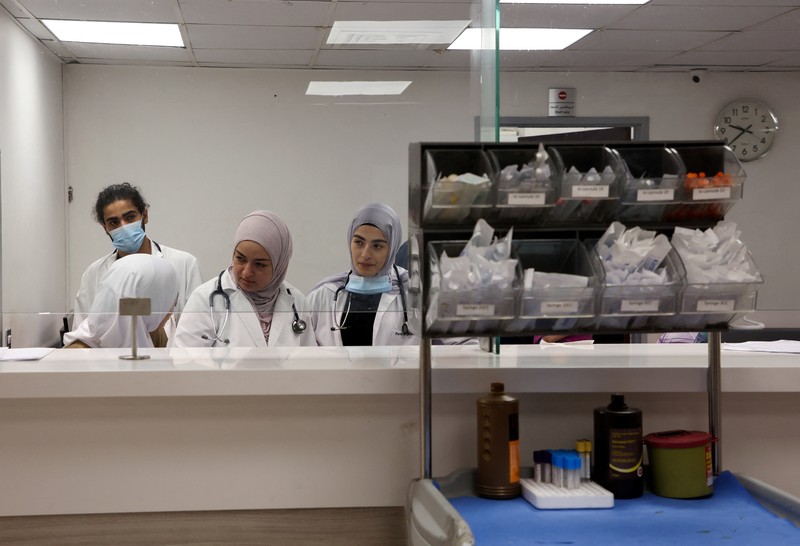 Petugas kesehatan berbicara di Rumah Sakit Marjayoun, di Marjayoun, dekat perbatasan dengan Israel, Lebanon, 7 Agustus 2024. (REUTERS/Karamallah Daher)