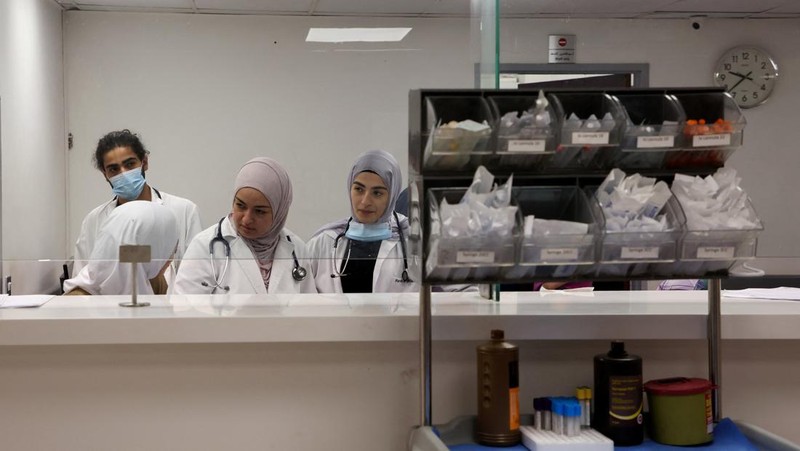 Petugas kesehatan berbicara di Rumah Sakit Marjayoun, di Marjayoun, dekat perbatasan dengan Israel, Lebanon, 7 Agustus 2024. (REUTERS/Karamallah Daher)