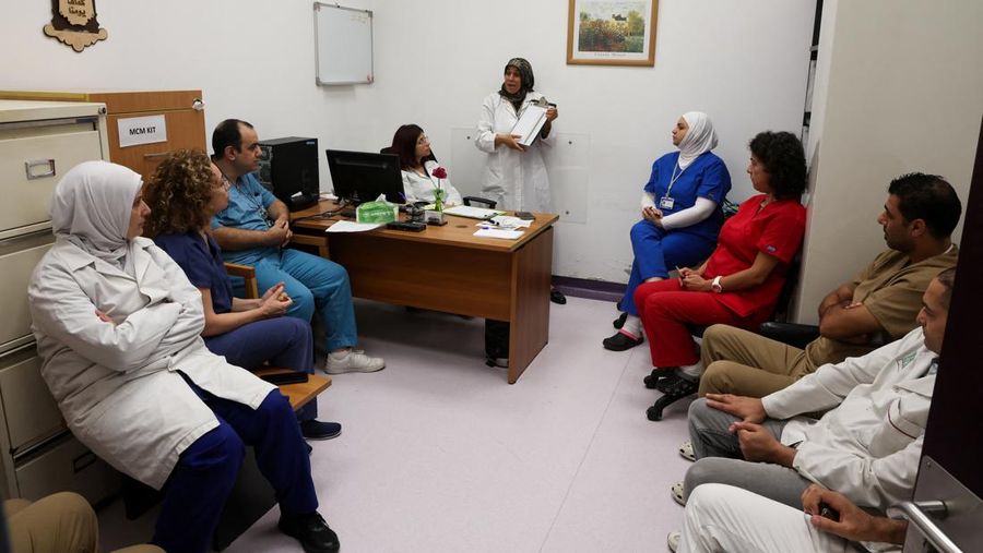 Petugas kesehatan berbicara di Rumah Sakit Marjayoun, di Marjayoun, dekat perbatasan dengan Israel, Lebanon, 7 Agustus 2024. (REUTERS/Karamallah Daher)