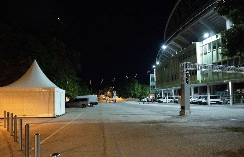 Suasana di luar stadion Happel setelah tiga konser Taylor Swift minggu ini dibatalkan setelah pemerintah mengonfirmasi rencana serangan di stadion di Wina, Austria, 8 Agustus 2024. (REUTERS/Elisabeth Mandl) Suasana di luar stadion Happel setelah tiga konser Taylor Swift minggu ini dibatalkan setelah pemerintah mengonfirmasi rencana serangan di stadion di Wina, Austria, 8 Agustus 2024. (REUTERS/Elisabeth Mandl)