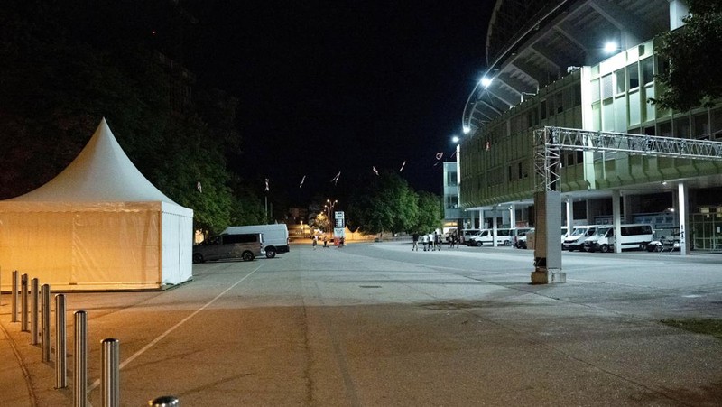 Suasana di luar stadion Happel setelah tiga konser Taylor Swift minggu ini dibatalkan setelah pemerintah mengonfirmasi rencana serangan di stadion di Wina, Austria, 8 Agustus 2024. (REUTERS/Elisabeth Mandl)