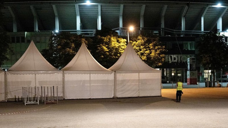 Suasana di luar stadion Happel setelah tiga konser Taylor Swift minggu ini dibatalkan setelah pemerintah mengonfirmasi rencana serangan di stadion di Wina, Austria, 8 Agustus 2024. (REUTERS/Elisabeth Mandl)