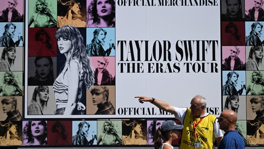 Suasana di luar stadion Happel setelah tiga konser Taylor Swift minggu ini dibatalkan setelah pemerintah mengonfirmasi rencana serangan di stadion di Wina, Austria, 8 Agustus 2024. (AFP/SERGEI GAPON)