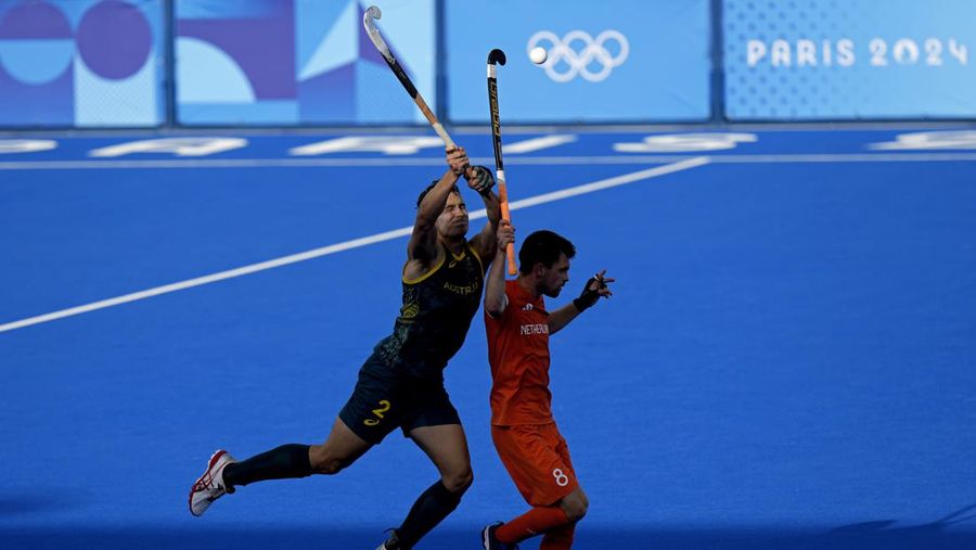 Thomas Craig dari Australia, kiri, dan Thierry Brinkman dari Belanda melompat untuk meraih bola selama pertandingan perempat final hoki lapangan putra antara Australia dan Belanda di Stadion Yves-du-Manoir selama Olimpiade Musim Panas 2024, Minggu, 4 Agustus 2024, di Colombes, Prancis. (AP/Aijaz Rahi)