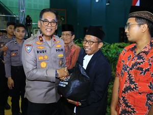 Tim Ops NCS Polri Bagikan 5.400 Paket Sembako, Serukan Pilkada Damai di Jatim