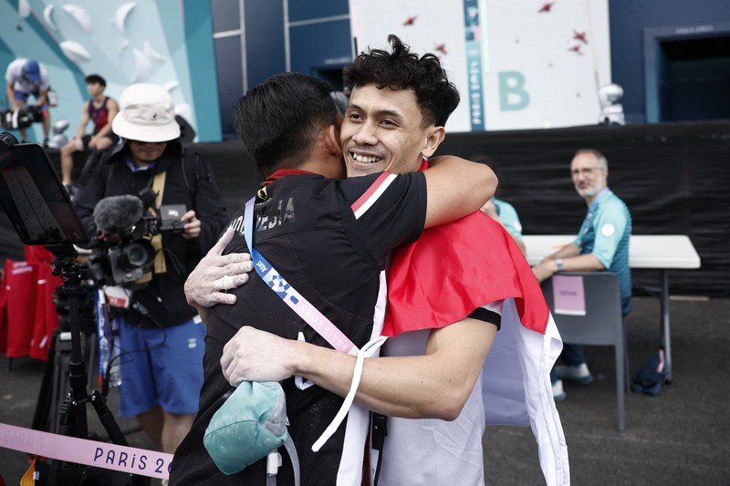Veddriq Leonardo mengibarkan bendera Indonesia usai berhasil meraih medali emas pertama buat Indonesia usai mengalahkan Wu Peng pada final nomor speed panjat tebing di Le Boruget Climbing Venue, Kamis (8/8/2024). Veddriq Leonardo mengibarkan bendera Indonesia usai berhasil meraih medali emas pertama buat Indonesia usai mengalahkan Wu Peng pada final nomor speed panjat tebing di Le Boruget Climbing Venue, Kamis (8/8/2024). (REUTERS/Benoit Tessier)