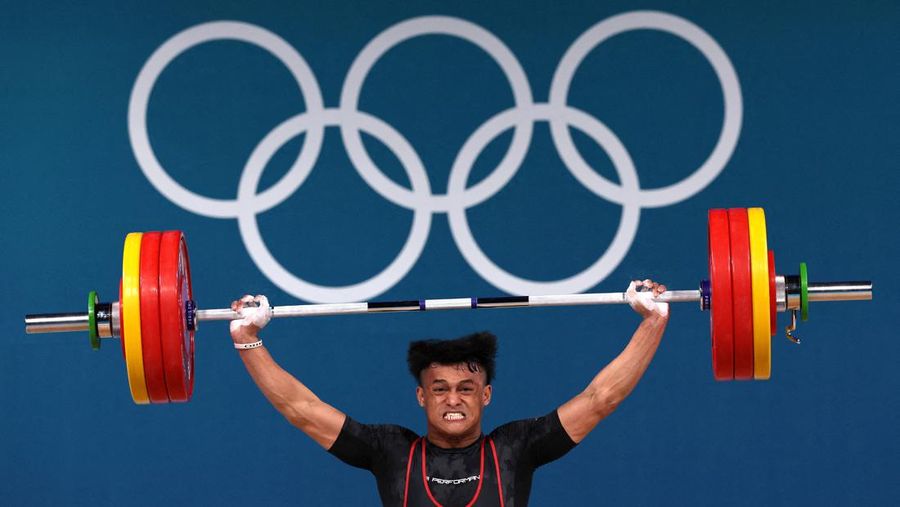 Atlet angkat besi Indonesia Rizki Juniansyah yang turun di nomor 73 kg pada Olimpiade Paris 2024 sukses menyabet medali emas. Hasil ini membuat Indonesia meraih 2 medali emas setelah di hari yang sama Veddriq Leonardo menyumbangkan emas di cabang panjat tebing. (REUTERS/Amanda Perobelli)