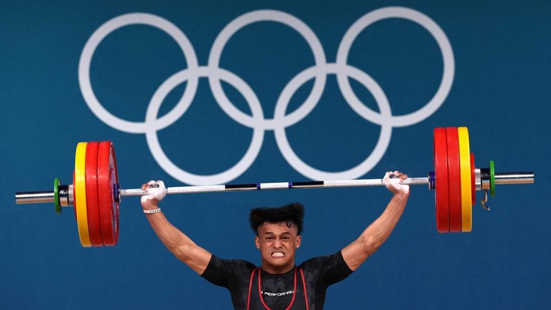 Atlet angkat besi Indonesia Rizki Juniansyah yang turun di nomor 73 kg pada Olimpiade Paris 2024 sukses menyabet medali emas. Hasil ini membuat Indonesia meraih 2 medali emas setelah di hari yang sama Veddriq Leonardo menyumbangkan emas di cabang panjat tebing. (REUTERS/Amanda Perobelli)
