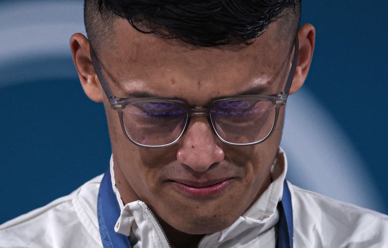 Atlet angkat besi Indonesia Rizki Juniansyah yang turun di nomor 73 kg pada Olimpiade Paris 2024 sukses menyabet medali emas. Hasil ini membuat Indonesia meraih 2 medali emas setelah di hari yang sama Veddriq Leonardo menyumbangkan emas di cabang panjat tebing. (REUTERS/Amanda Perobelli) Atlet angkat besi Indonesia Rizki Juniansyah yang turun di nomor 73 kg pada Olimpiade Paris 2024 sukses menyabet medali emas. Hasil ini membuat Indonesia meraih 2 medali emas setelah di hari yang sama Veddriq Leonardo menyumbangkan emas di cabang panjat tebing. (REUTERS/Amanda Perobelli)